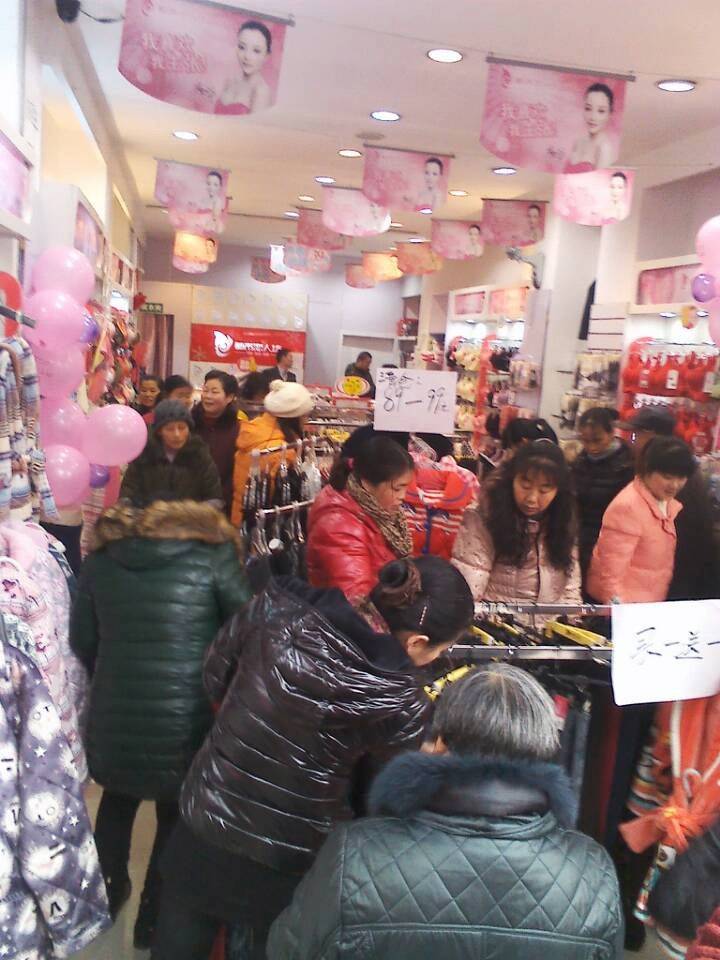 营业忙不过来，顾客自己选购中.....