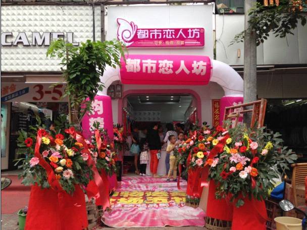 大气的外场吸引了我们的美女和阿姨们 大气的外场吸引了我们的美女和阿姨们