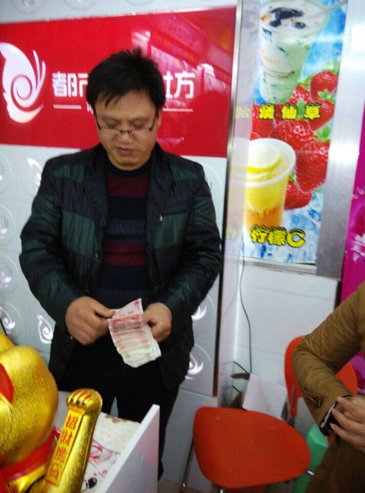 老板正高兴地数着钱！