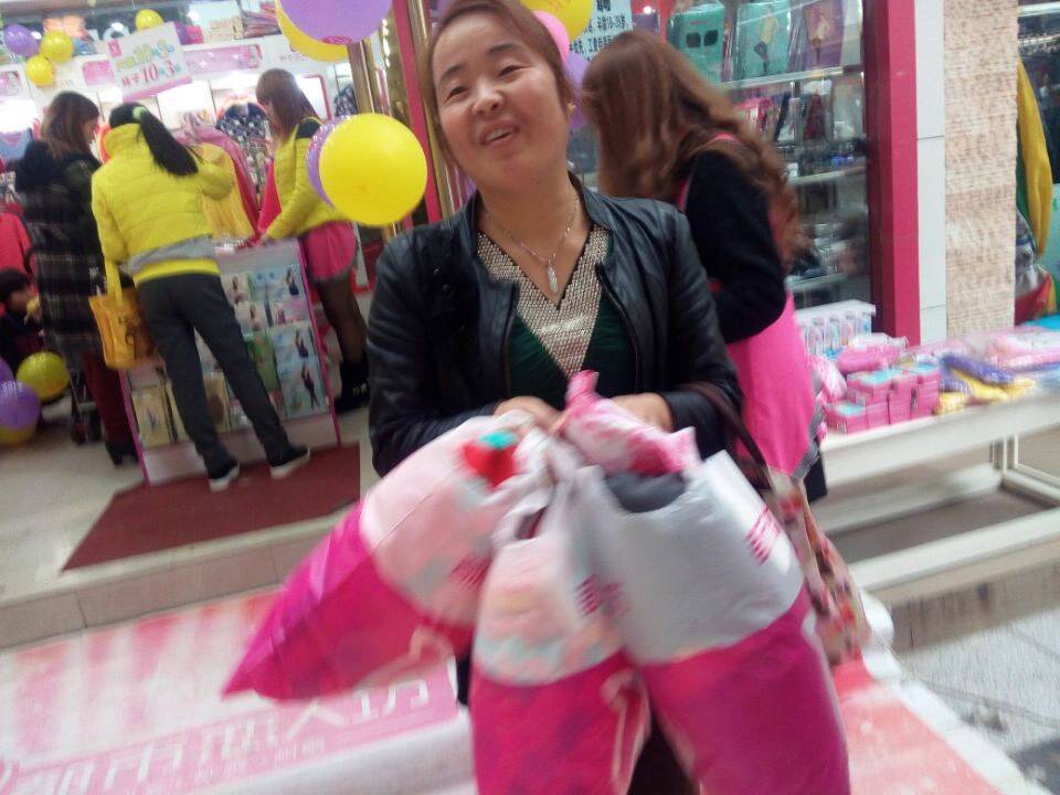 顾客高兴的领好礼品